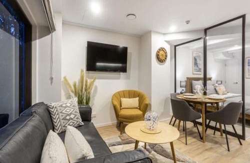 Newton House | Condo in Queen St CBD w Pool and Gym Zodiak Stays