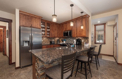 Fraser Condo | Condo near slopes w/deck & fireplace