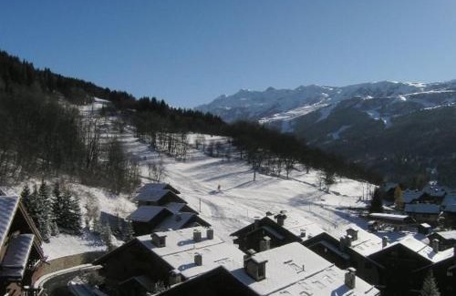 Meribel Village Apartment | Confort et commodités à Méribel Village, 3 chambres, balcon sud, parking couvert, à 150m des remontées - FR-1-180-528