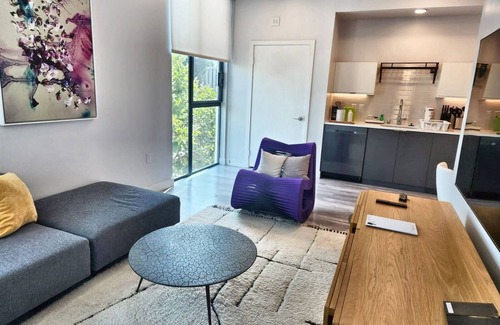 Fairfax District Hotel | Contemporary 1BR Hollywood Haven on Spaulding Ave – Complimentary WiFi & Parking