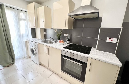 West Hendon Apartment | Contemporary 2 bed Apt Close to Mall with Free Parking & Fast Wifi