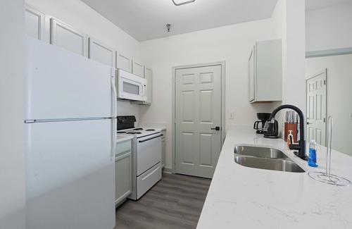 University District Apartment | Contemporary 2BR/2BA with Great Amenities