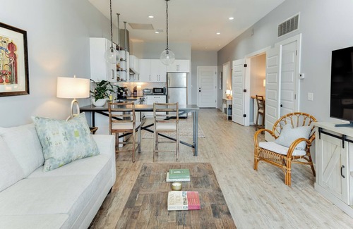 Tuscaloosa Condo | Contemporary 2BR Condo Close to Dining, Shopping, and Stadium