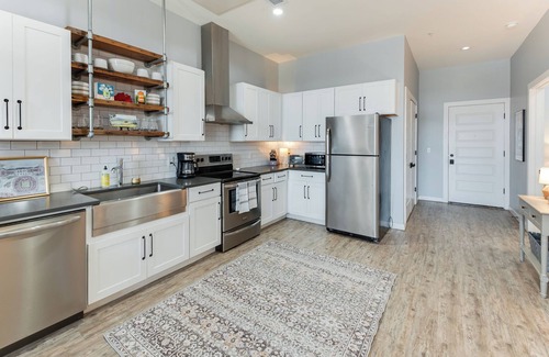 Tuscaloosa Condo | Contemporary 2BR Condo Close to Dining, Shopping, and Stadium