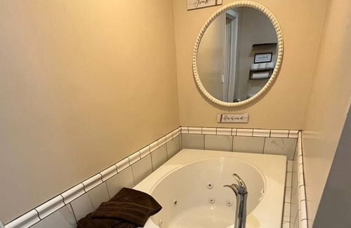 Springfield House | Contemporary 3 Bd Home w/ Jacuzzi Tub