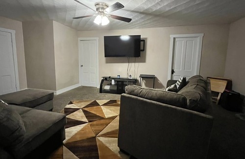 Springfield House | Contemporary 3 Bd Home w/ Jacuzzi Tub