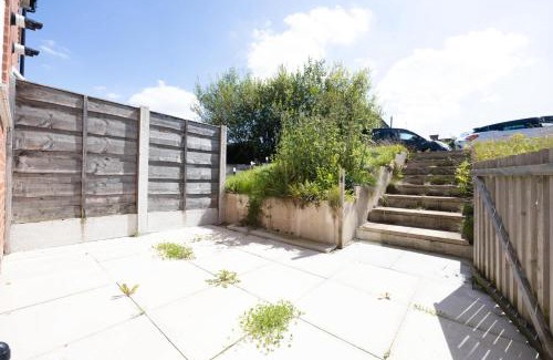 Leigh House | Contemporary 3 Bedroom Home with Garden & Parking
