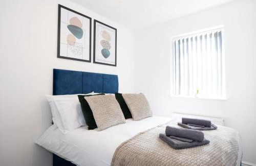 Leigh House | Contemporary 3 Bedroom Home with Garden & Parking