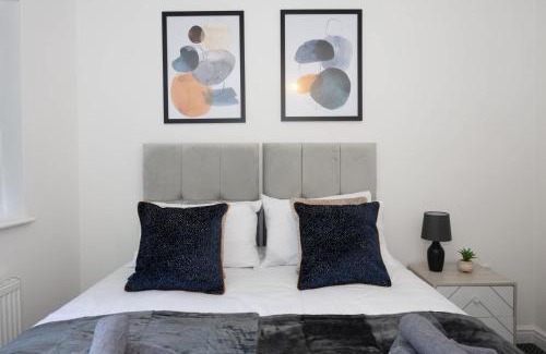 Leigh House | Contemporary 3 Bedroom Home with Garden & Parking