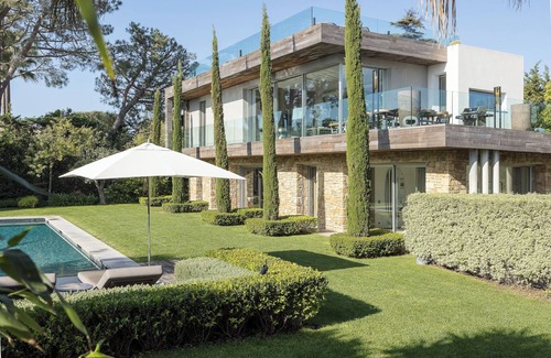 Cap-d'Antibes Villa | Contemporary 5-Bedroom Villa with Heated Pool near Sandy Beach