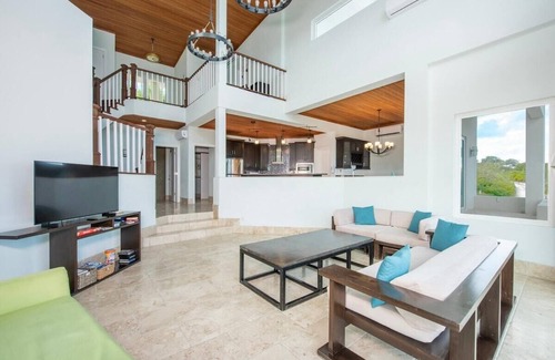 Governor's Harbour Villa | Contemporary Beach Villa In Boutique Club