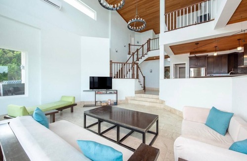 Governor's Harbour Villa | Contemporary Beach Villa In Boutique Club