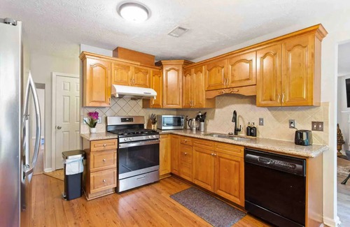 Duluth House | Contemporary Comfort:Steps from Dining & Groceries