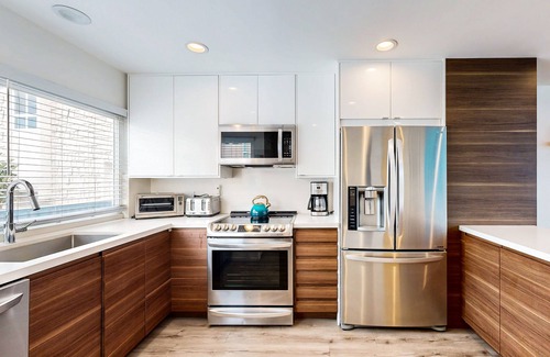 Carpinteria Condo | Contemporary Condo | Mountain Views & Balcony | 1 Block to Beach