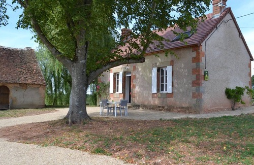 Agonges Cottage | Contemporary Cottage in Agonges with Garden and Pets Allowed