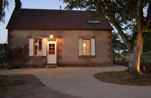 Agonges Cottage | Contemporary Cottage in Agonges with Garden and Pets Allowed