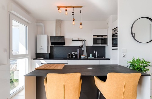 Quartier du Mont Gargan Apartment | Contemporary Design | Gorgeous Seine View