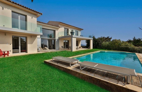 Cavalaire-sur-Mer Villa | Contemporary villa with panoramic sea view