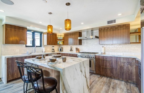 Balboa Peninsula House | Contemporary home close to bay + beach