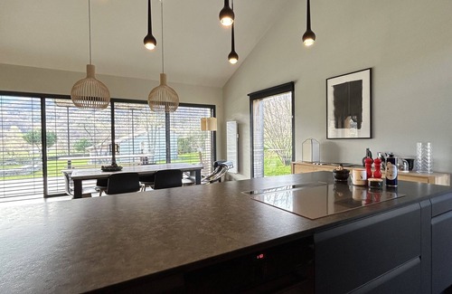 Vesc Villa | Contemporary house with swimming pool