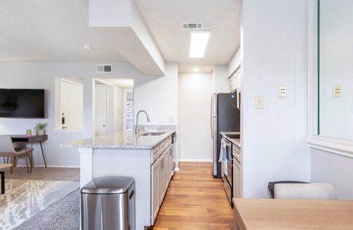 North San Antonio - SAT Apartment | Contemporary large 1BR, in unit Washer/Dryer, FREE parking with all amenities!