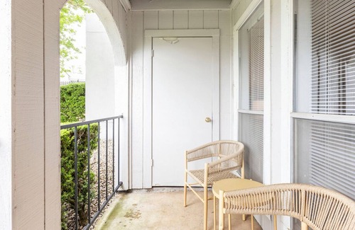 North San Antonio - SAT Apartment | Contemporary large 1BR, in unit Washer/Dryer, FREE parking with all amenities!