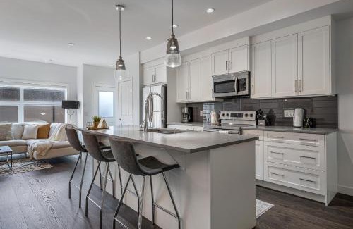 Kensington House | Contemporary Luxury 4 bedroom House near Downtown