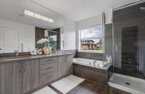 Kensington House | Contemporary Luxury 4 bedroom House near Downtown