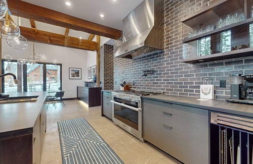 Cle Elum House | Contemporary & private mountain-view home with firepit & games - dog-friendly