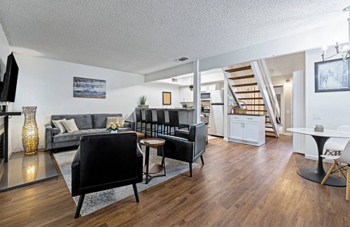 Raisin Condo | Contemporary River Park Condo 3 Bed/2 bath Garage