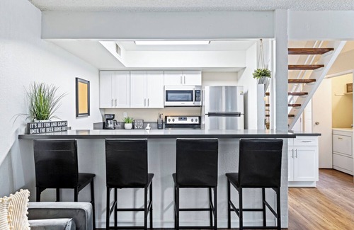 Raisin Condo | Contemporary River Park Condo 3 Bed/2 bath Garage