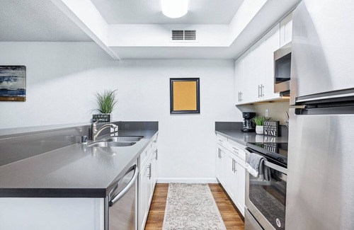Raisin Condo | Contemporary River Park Condo 3 Bed/2 bath Garage