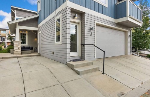 Old Town West Apartment | Contemporary Studio – Sunny, Stylish and Spacious