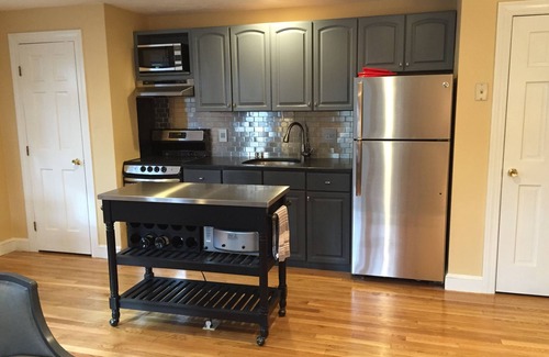 Dedham Apartment | Contemporary Style And Comfort Convenient To Boston And Route 128
