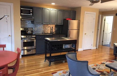 Dedham Apartment | Contemporary Style And Comfort Convenient To Boston And Route 128