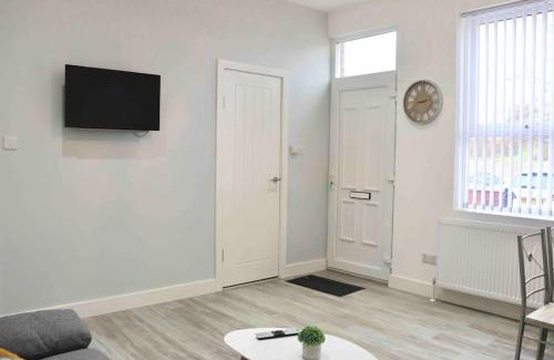 Holbeck Apartment | Contemporary & Stylish House . FREE Parking