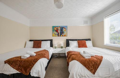 Chelmsford House | Contractor 4 Bed Home I Sleeps 8-10