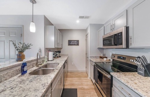 Sherwood Park Apartment | Contractor Apartment Redstone Arsenal 3 minutes, UAH Campus 5 minutes, Eat+Shop