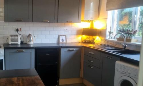 Llandeilo House | Contractor friendly-2 bd-Private Parking-Sleeps 3