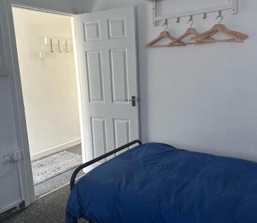 Llandeilo House | Contractor friendly-2 bd-Private Parking-Sleeps 3