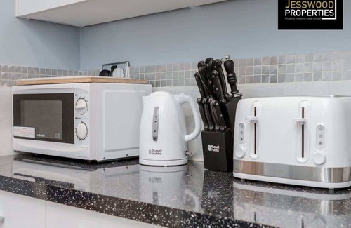 Luton Apartment | Contractors 6 Bedrooms | Garden | Wifi | Parking