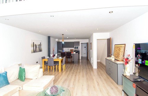 Bradford Apartment | Contractors and Family-Friendly Apartment| Fast Wi-Fi and Free Parking