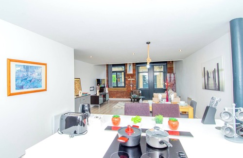 Bradford Apartment | Contractors and Family-Friendly Apartment| Fast Wi-Fi and Free Parking