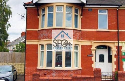 Heath House | Contractors-Business-Private Parking-Free WiFi-Near M4