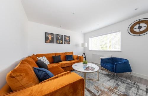 Luton House | CONTRACTORS FAVOURITE, LUXURY LIVING, LARGE PREMIUM HOUSE, NEWLY BUILT, FREE PARKING FOR UP TO 4 VEHICLES, GREAT ACCESS TO CENTRAL LUTON & THE M1 and A6