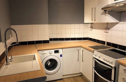 Wellingborough House | Contractors Grove 2 Bed House Town Centre Location