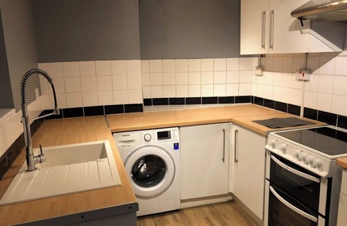 Wellingborough House | Contractors Grove 2 Bed House Town Centre Location