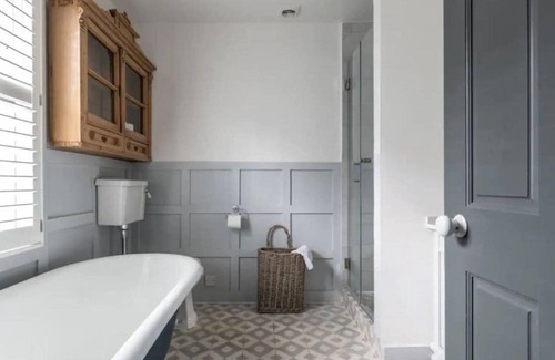 Hove House | Contractors I Relocators I 5 Bed