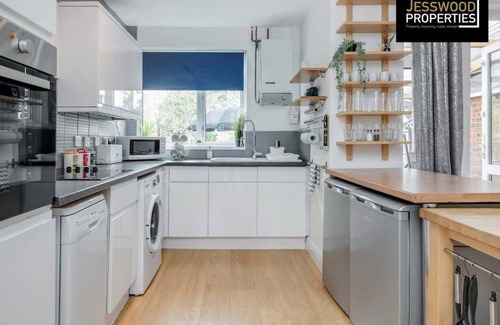 Luton Apartment | Contractors | Long Stays Free parking | Fast Wifi
