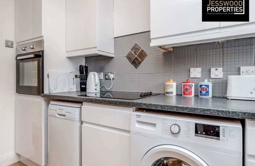 Luton Apartment | Contractors | Long Stays Free parking | Fast Wifi